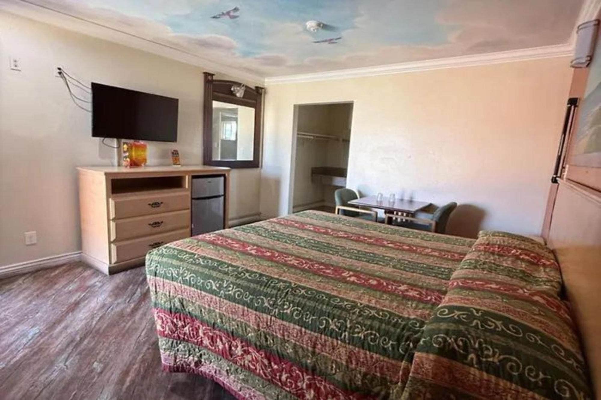 Robinhood Motel Anaheim West Экстерьер фото