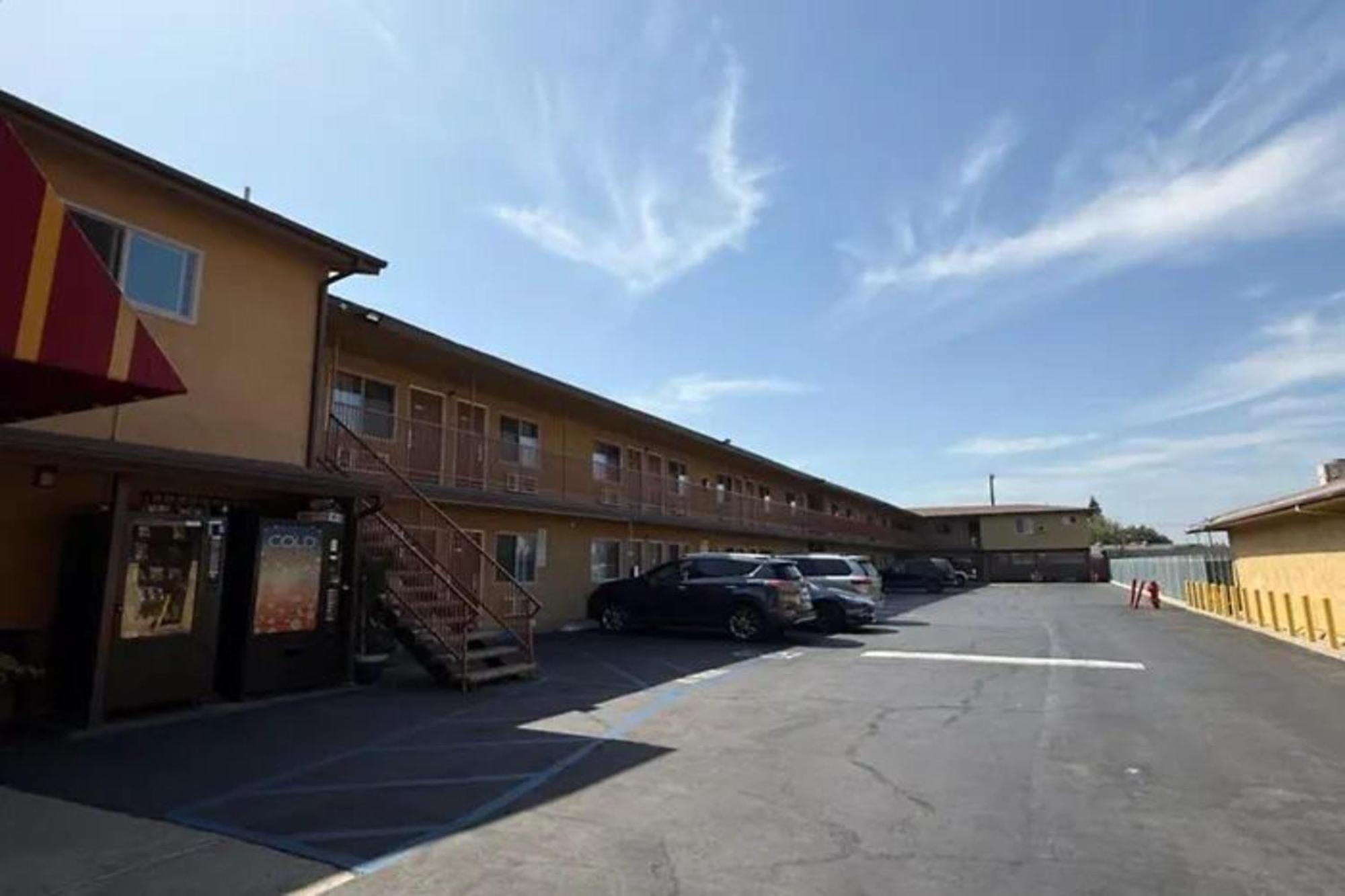 Robinhood Motel Anaheim West Экстерьер фото