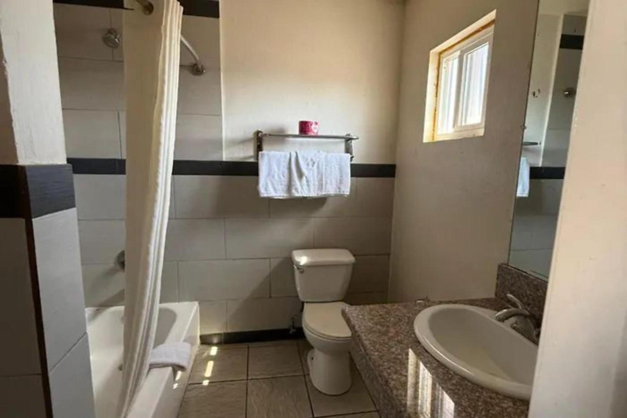 Robinhood Motel Anaheim West Экстерьер фото